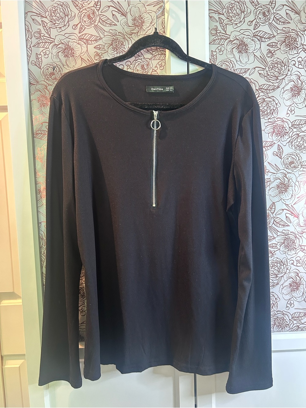 Women's Black ribbed knit Long Sleeve Zip-Front Tee